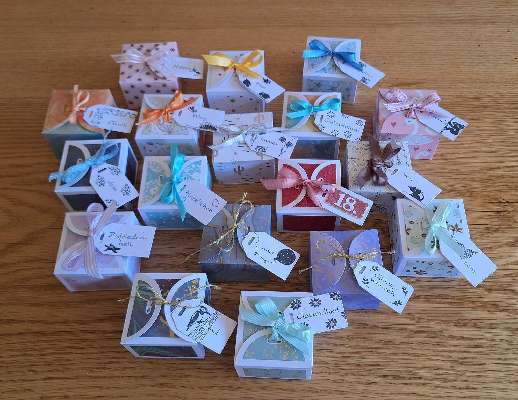 Entdecke mit der Stanzschablone Quadratische Schachtel mit Verzierungen von Stanzenshop.de kreativ gestaltete Boxen mit bunten Bändern und Tags - perfekte Inspiration für alle Bastelfans!.