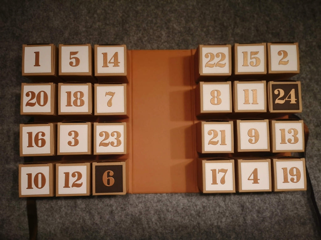 Holzblöcke mit symmetrisch angeordneten Zahlen auf einem Teppichboden, bereit zum Basteln mit der Stanzschablone: Zahlen 0 - 9 von Stanzenshop.de.
