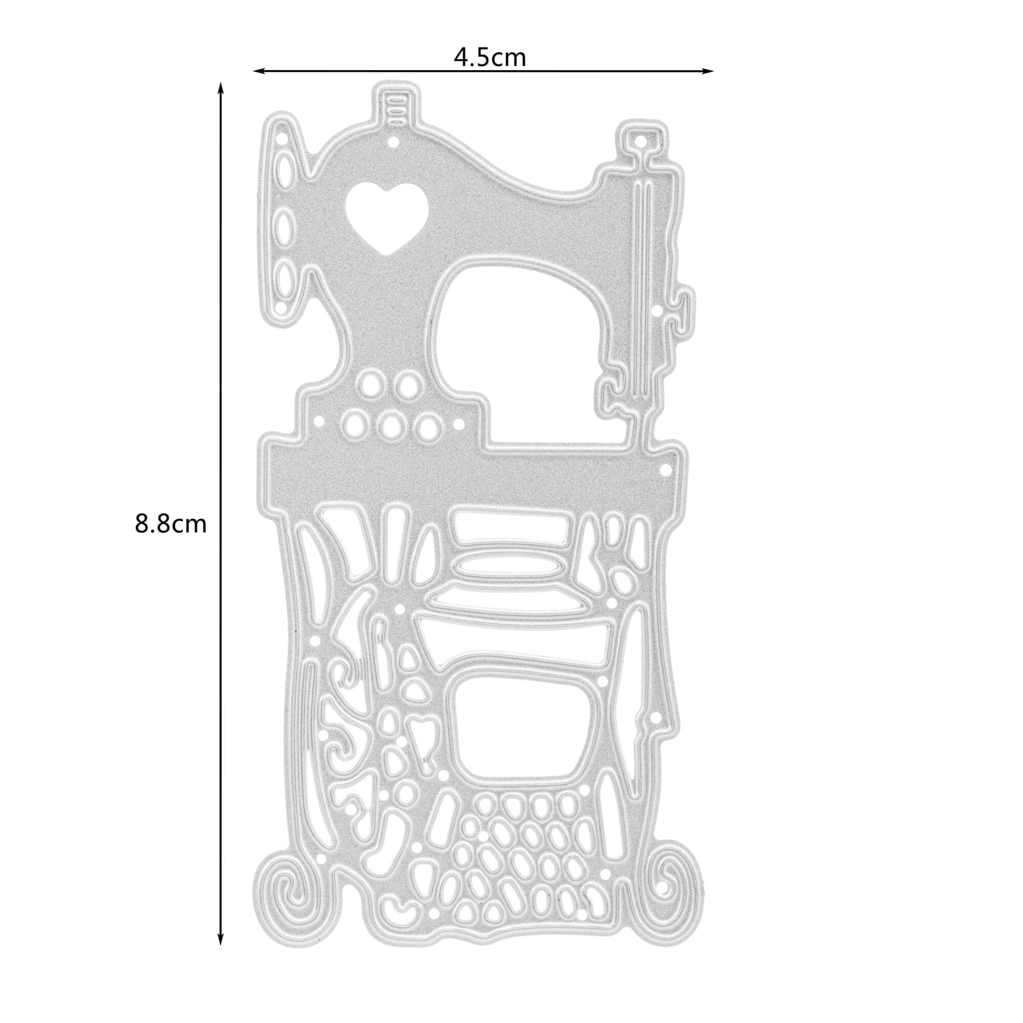 Die Stanzschablone Nähmaschine auf einem Tisch von Stanzenshop.de ist eine silberne Metallstanze in Form einer alten Nähmaschine auf einem Tisch, mit den Maßen 8,8 cm x 4,5 cm - ideal für Bastelprojekte, mit klaren Größenangaben.