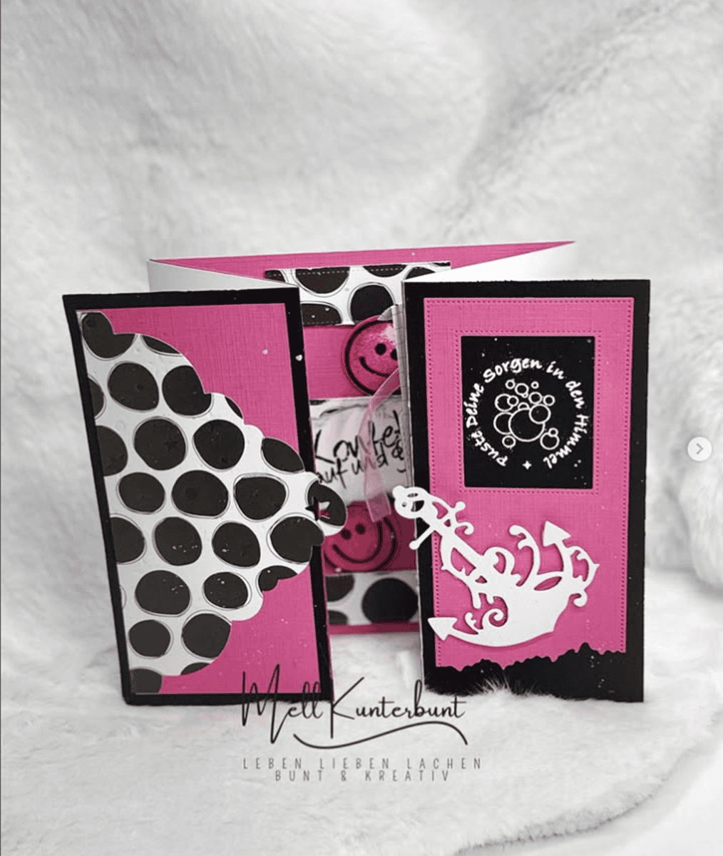 Stanzschablone Anker mit Verschnörkelung von Stanzenshop.de: eine handgefertigte rosa-schwarz-weiße Grußkarte mit Tupfen, Ankermotiv, Smiley und deutschem Text - ein ideales Bastelergebnis für Scrapbooking. Aufrecht auf neutralem Hintergrund.