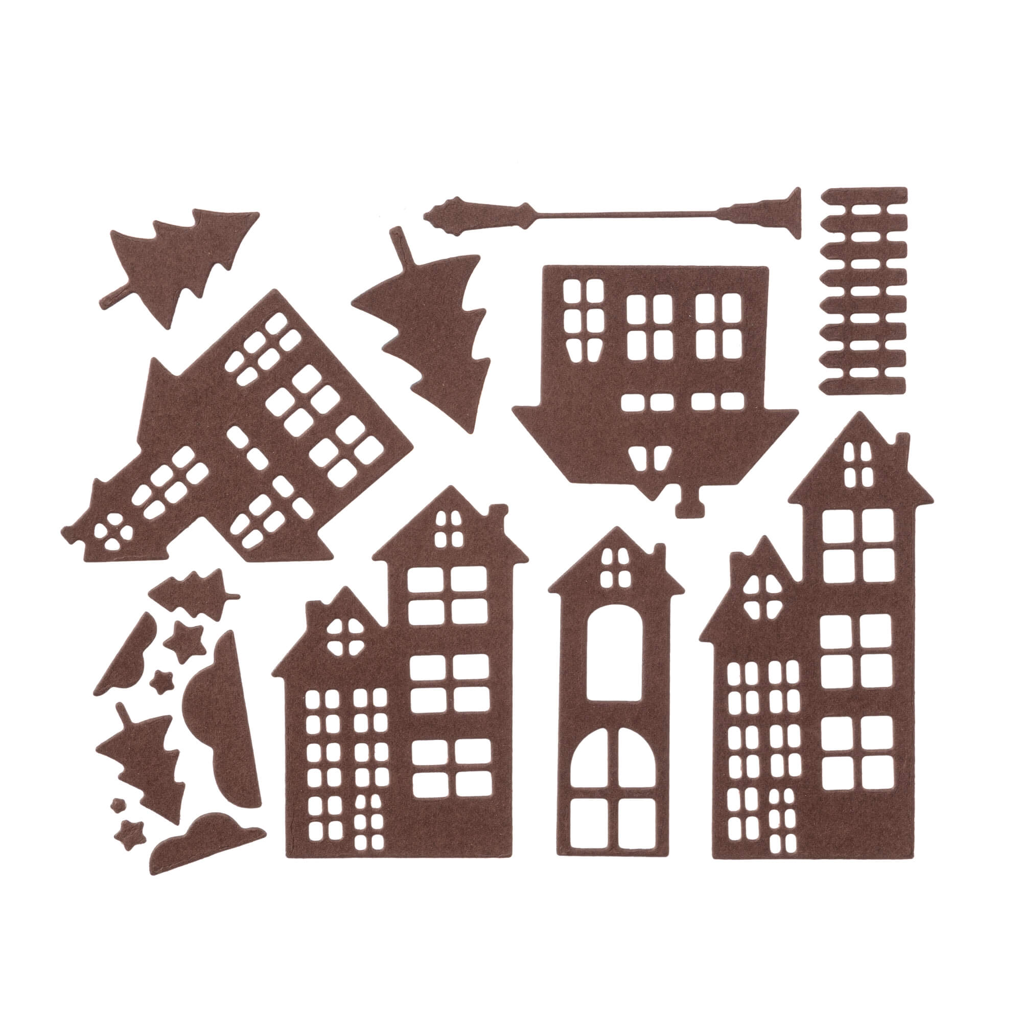Die Stanzschablone Fünf verschiedene Häuser mit Zubehör von Stanzenshop.de zeigt braune Papierausschnitte von Häusern, Bäumen, einem Zaun, Stechpalmenblättern und einem Pfeil - ideal für Scrapbooking- oder Bastelprojekte.