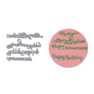 Eine runde rosafarbene Karte mit grünem Schriftzug - "Frohe Weihnachten, Happy Birthday, Anniversary, Happy Newyear" - hergestellt mit der Stanzschablone Vier Schriftzüge von Stanzenshop.de, abgebildet neben den passenden silbernen Stanzformen auf der Rückseite.