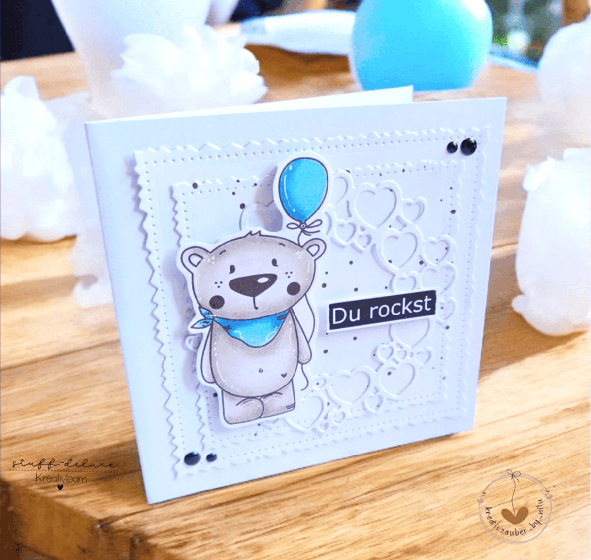 Die Stanzenschablone Kreis aus Herzen von Stanzenshop.de eignet sich perfekt für Scrapbooking- oder Bastelprojekte und verleiht Ihren handgefertigten Grußkarten hübsche Herz-Details aus Spitze.