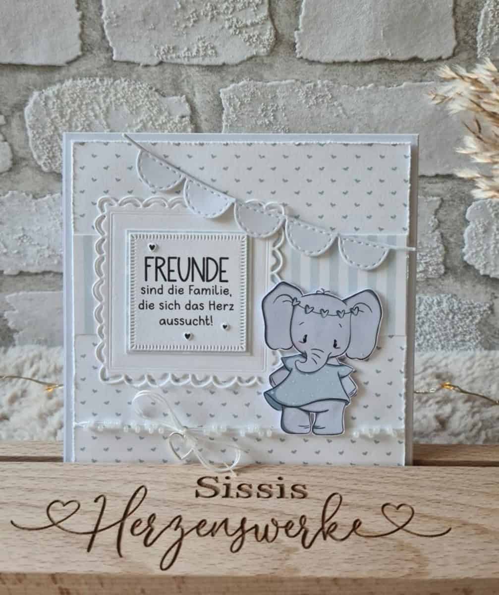 Stanzschablone Vier verschiedene Wimpelketten von Stanzenshop.de - ideal für Basteln oder Scrapbooking, mit vielseitigen Banner-Designs, präsentiert vor Steinwand-Hintergrund.