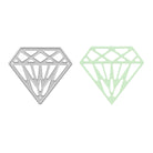 Die Stanzschablone Diamant von Stanzenshop.de zeigt silbernes Metall und hellgrüne rautenförmige Ausschnitte mit geometrischen Mustern - ideal für Scrapbooking oder Kartenherstellung auf weißem Hintergrund.