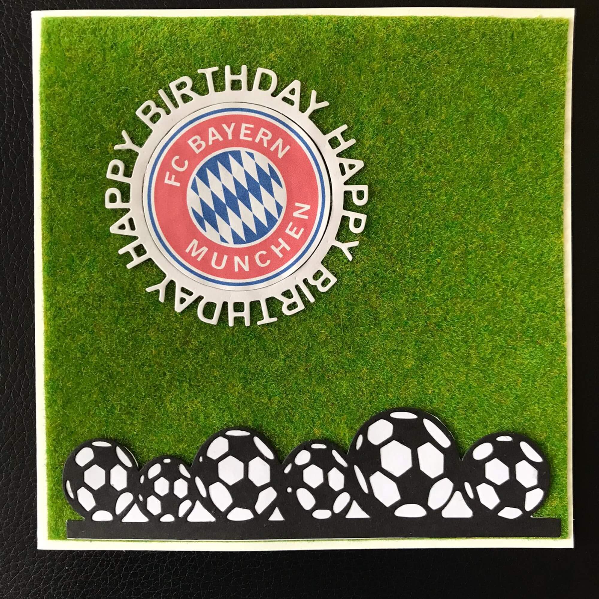 Die Stanzschablone "Happy Birthday auf rundem Schriftzug" von Stanzenshop.de eignet sich perfekt zum Basteln einzigartiger Karten oder Scrapbooking, um Ihren Projekten eine persönliche Note zum Thema Fußball zu verleihen.