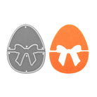 Die Stanzenshop.de Stanzschablone: Osterei mit Schleife, ein Metallstempel in Form eines Ostereis mit Schleife, wird zusammen mit seinem orangefarbenen Ausschnitt auf weißem Hintergrund präsentiert.