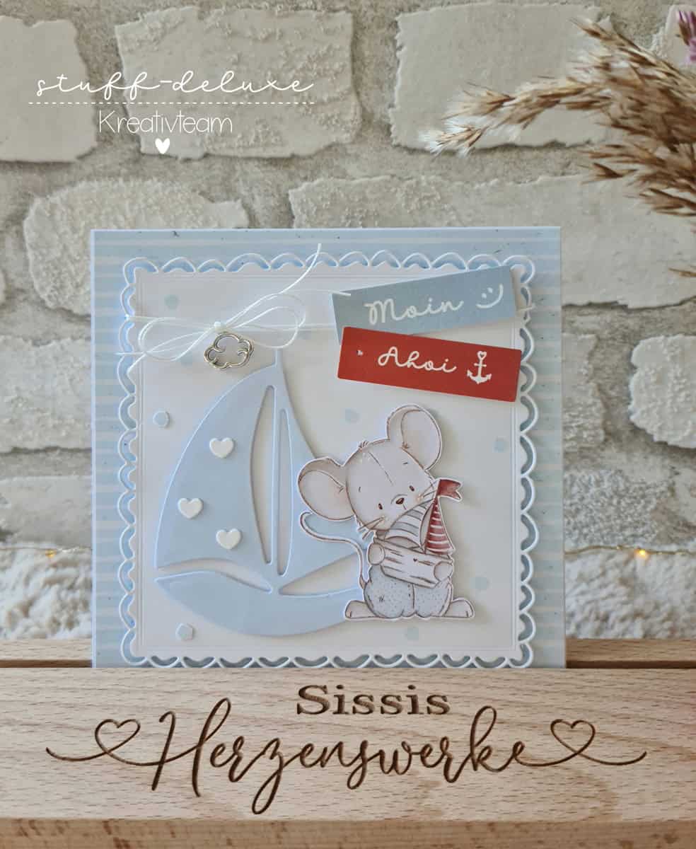 Handgemachte Grußkarte mit Maus, Anker, Segelboot, Herzen und den Texten "Moin" & "Ahoi". Hergestellt mit der Stanzschablone Segelboot mit Mond von Stanzenshop.de, perfekt zum Basteln & Scrapbooking. Abgebildet auf einem Holzständer.