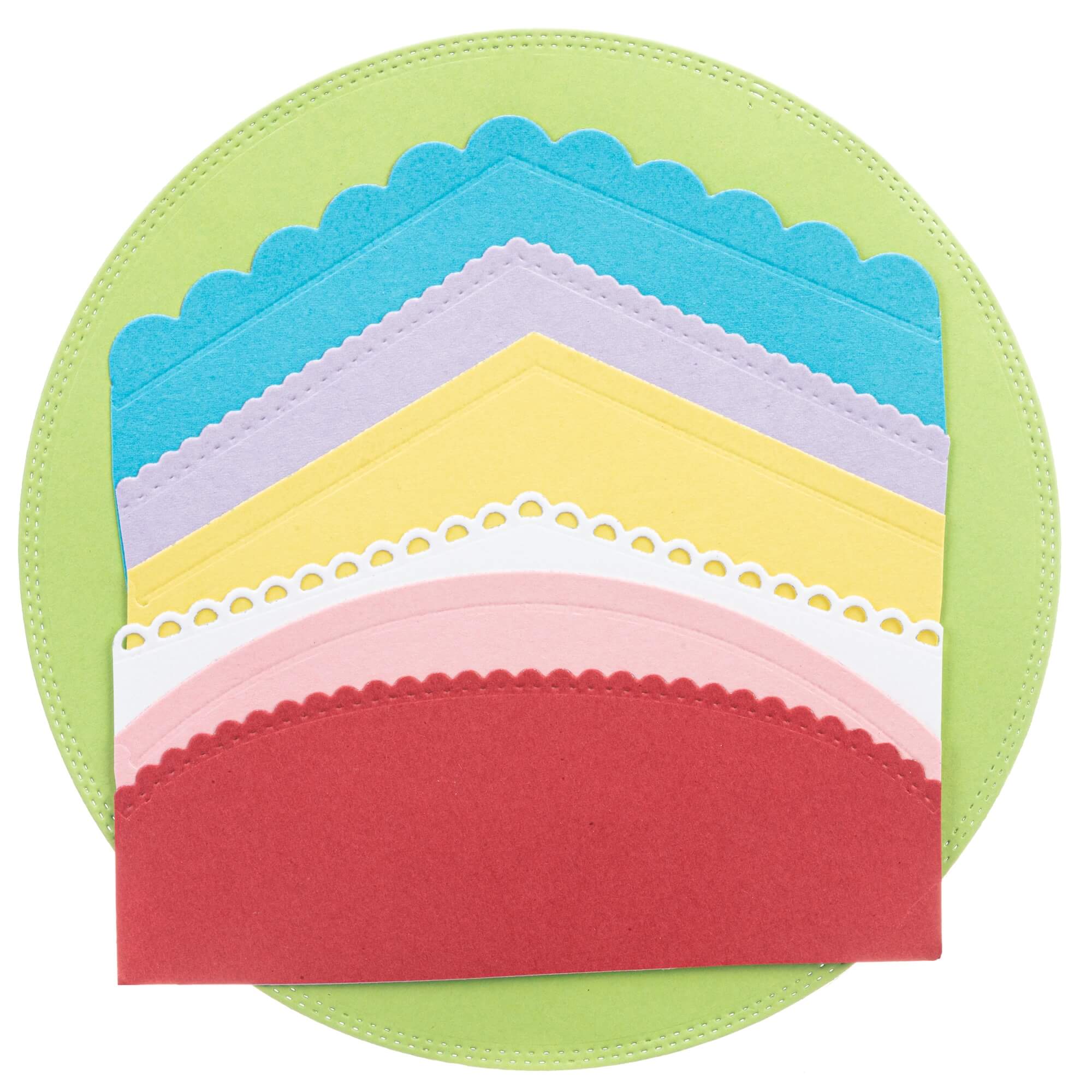 Ein Set von bunten Briefumschlägen mit sechs verschiedenen Wellenkanten, erstellt mit der "Stanzschablone: Sechs verschiedene Kanten" von Stanzenshop.de, aufgefächert auf einer runden grünen Matte angeordnet - ideal für Karten basteln oder Scrapbooking.