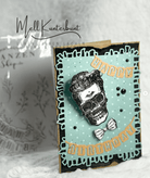 Für die handgefertigte Geburtstagskarte wurde die Stanzschablone Wimpelkette Happy Birthday von Stanzenshop.de verwendet. Sie zeigt einen Totenkopf mit gestyltem Haar und Fliege auf blauem Hintergrund, mit aufwendigen Cut-Outs und festlichen "Happy Birthday"-Akzenten.