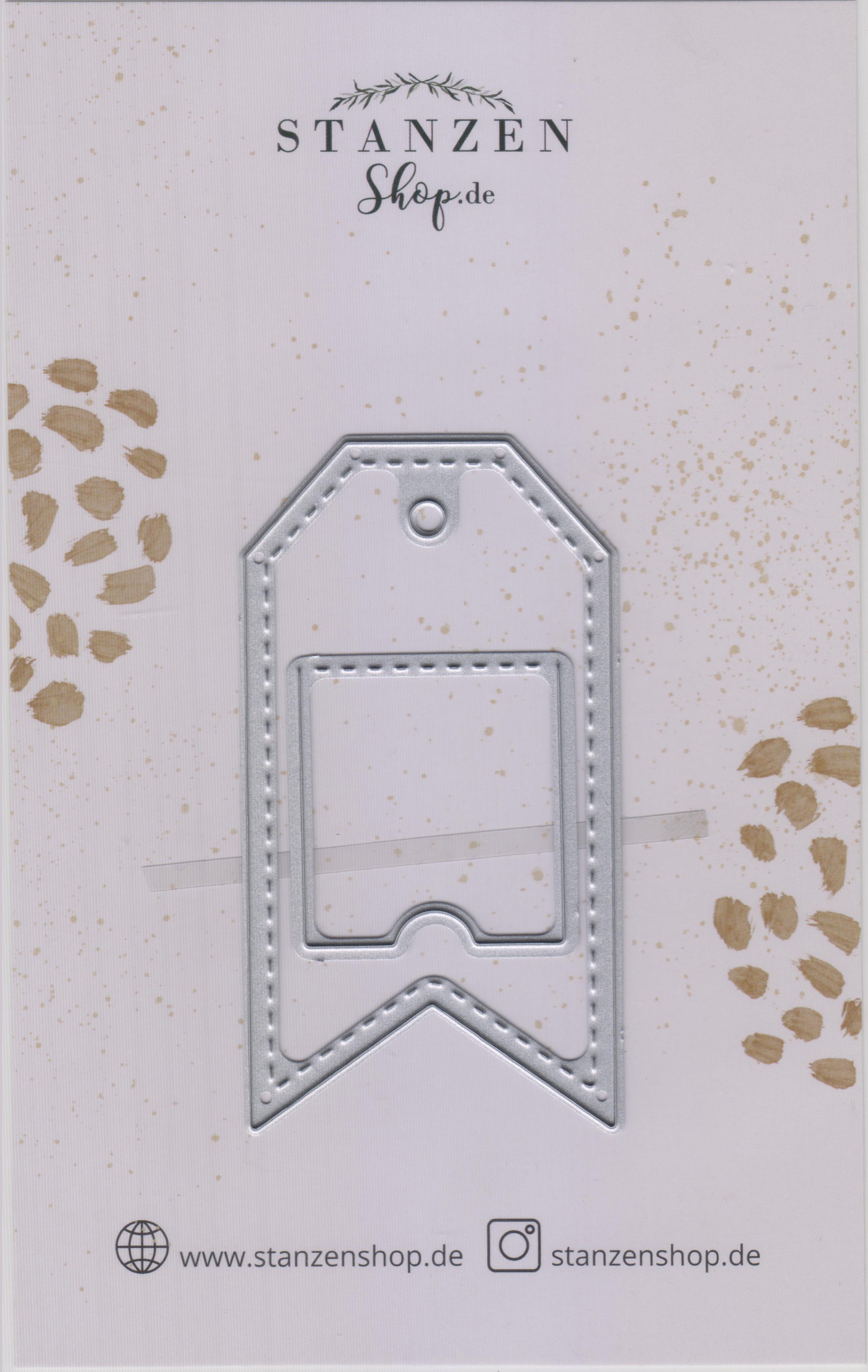 Eine silberne Stanzschablone aus Metall: Anhänger mit quadratischer Klappe gestanzt, abgebildet in Markenverpackung von Stanzenshop.de.