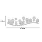 Die Stanzenschablone Blümchenreihe von Stanzenshop.de ist eine Metallstanze mit acht Blumen auf gebogenen Stielen, ideal für Scrapbooking. Abmessungen: 13,3 cm breit x 3,8 cm hoch.