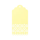 Die "Stanzschablone Anhänger mit Verzierung" von Stanzenshop.de kreiert einen gelben rechteckigen Geschenkanhänger mit Wellenschliff, Loch für Schnur und einem Blumenherz-Ausschnitt - ideal für Scrapbooking oder charmante Bastelergebnisse.