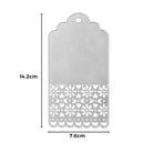 Die Stanzenshop.de Stanzschablone Anhänger mit Verzierung ist eine silberne rechteckige Stanzschablone (14,2 x 7,6 cm) mit einem Blumenausschnitt unten und einem Loch oben - ideal für Scrapbooking oder kreative DIY-Projekte.