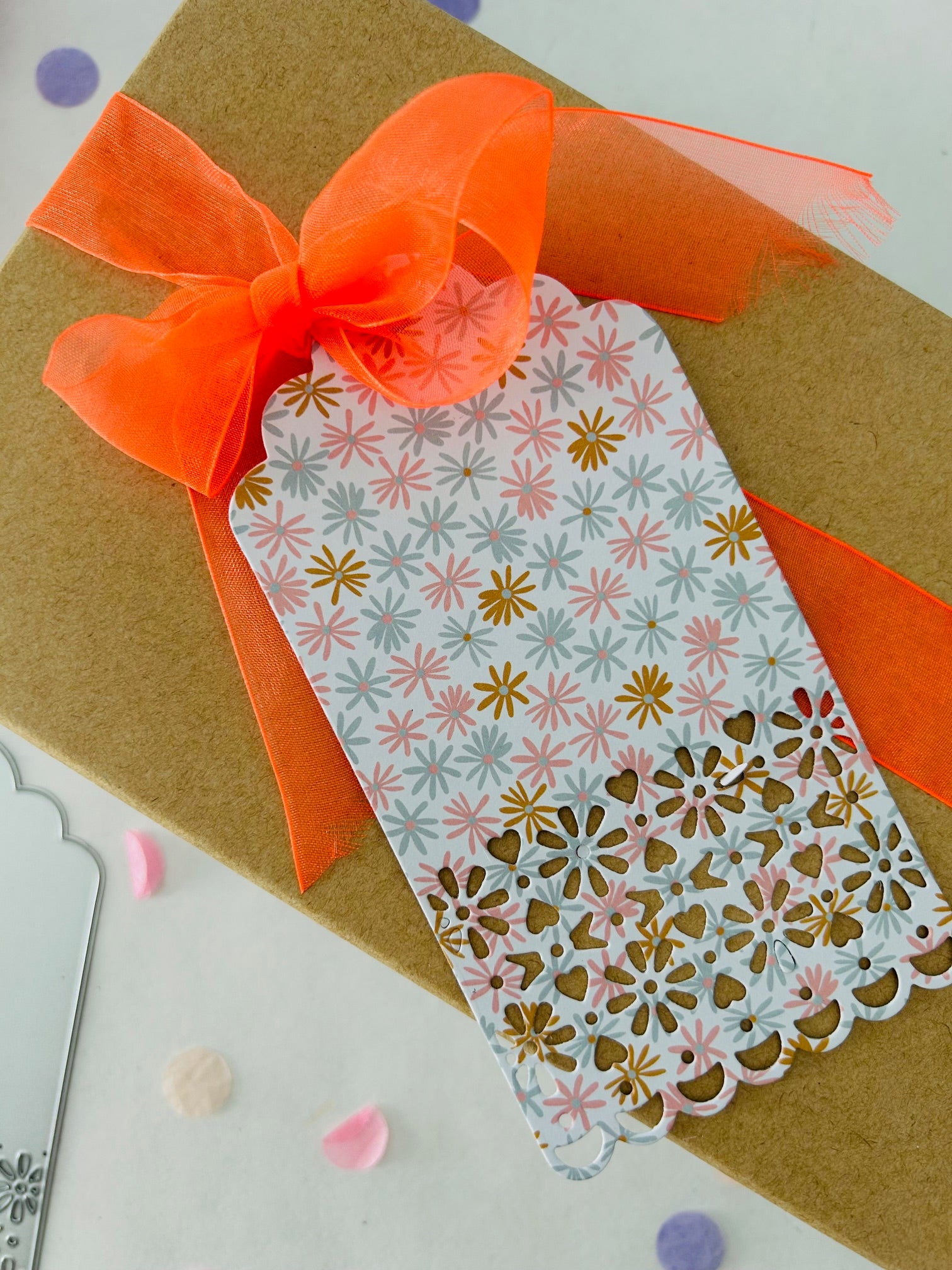 Die Stanzschablone Anhänger mit Verzierung von Stanzenshop.de ist eine dekorative Geschenkanhänger-Stanze mit goldenen Akzenten und Wellenschliff - ideal für Scrapbooking oder zur Hervorhebung Ihres kreativen Bastelergebnisses.