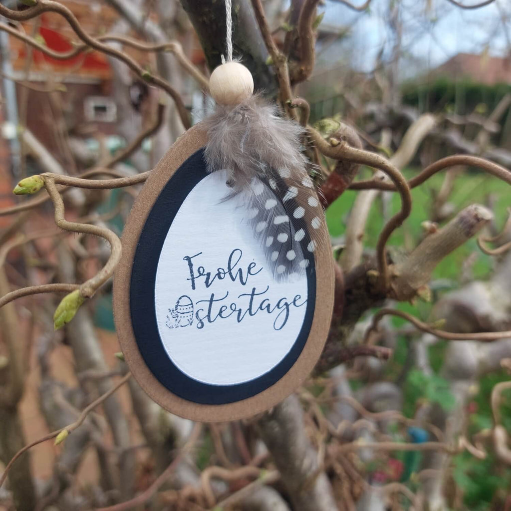 Eine Stanzschablone Ostereier mit Hase, Ostern, Osterfest, Frühling, Tiere, die an einem Baum in einem Garten hängt. (Markenname: Stanzenshop.de)