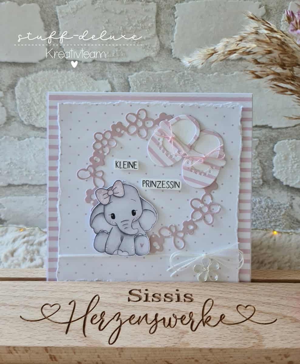 Die "Stanzschablone Babyschuhe im Blütenkranz" von Stanzenshop.de zeigt zarte Babyschuhe im filigranen Blütenkranz und "Kleine Prinzessin" auf pastellfarbenem Hintergrund, wunderschön illustriert und liebevoll gestaltet.