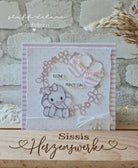 Die "Stanzschablone Babyschuhe im Blütenkranz" von Stanzenshop.de zeigt zarte Babyschuhe im filigranen Blütenkranz und "Kleine Prinzessin" auf pastellfarbenem Hintergrund, wunderschön illustriert und liebevoll gestaltet.