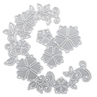 Die Stanzschablone: Blumenrand von Stanzenshop.de bietet silberne Metallstanzteile mit stilisierten Blumen und Blättern in einem geschwungenen Muster - ideal für Scrapbooking oder Bastelprojekte.