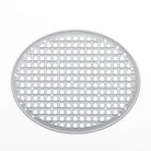 Die Stanzschablone: Blumenrand von Stanzenshop.de ist ein rundes Metallgitter mit quadratischen Löchern, ideal für Bastelprojekte oder Scrapbooking als inspirierende Stanzschablone, dargestellt von oben auf weißem Hintergrund.