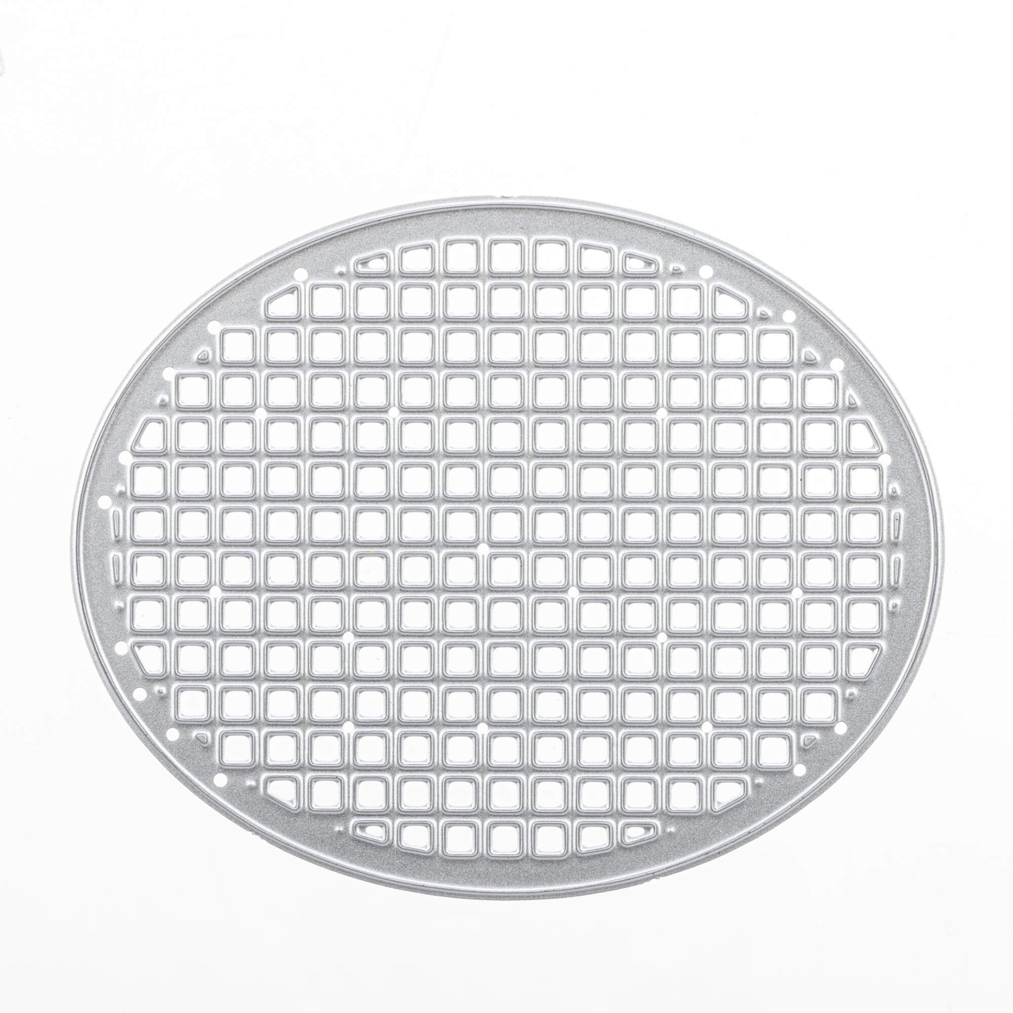 Die Stanzschablone: Blumenrand von Stanzenshop.de ist ein rundes Metallgitter mit quadratischen Löchern, ideal für Bastelprojekte oder Scrapbooking als inspirierende Stanzschablone, dargestellt von oben auf weißem Hintergrund.