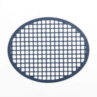 Ein rundes, flaches, dunkelblaues Gitter mit gleichmäßig verteilten quadratischen Löchern ist von oben auf weißem Hintergrund abgebildet - perfekt für Bastelprojekte oder Scrapbooking mit der "Stanzschablone: Blumenrand" von Stanzenshop.de.