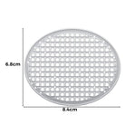 Die Stanzschablone: Blumenrand von Stanzenshop.de ist ein rundes Metallgitter mit quadratischen Löchern (6,8 x 8,4 cm), perfekt für Bastelprojekte oder Scrapbooking, mit Messlinien und Beschriftungen neben dem Gitter.