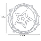 Die Stanzschablone: Sternenkranz von Stanzenshop.de ist eine silberne Stanzform in Form von verschachtelten Sternen und Kreisen mit Sternendetails, ideal für Scrapbooking oder Bastelprojekte. Größe: 8,1 cm x 8,4 cm.