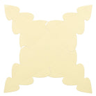 Ein flacher, cremefarbener geometrischer Ausschnitt mit vier spitzen Fortsätzen und Wellenkanten - ideal für kreative Weihnachtsverpackungen oder zur Verwendung mit der Stanzenshop.de Stanzschablone: Tannenbaumschachtel.