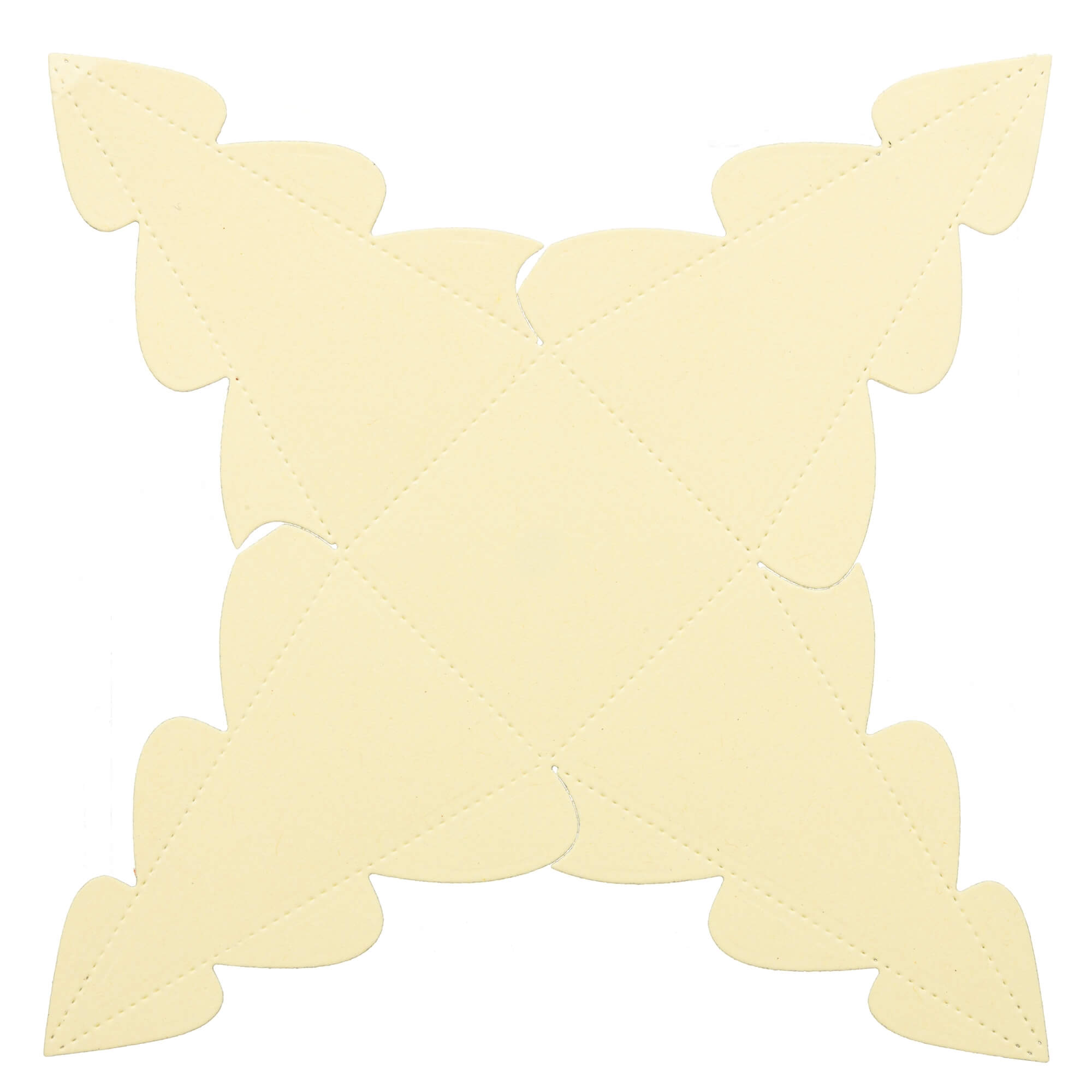 Ein flacher, cremefarbener geometrischer Ausschnitt mit vier spitzen Fortsätzen und Wellenkanten - ideal für kreative Weihnachtsverpackungen oder zur Verwendung mit der Stanzenshop.de Stanzschablone: Tannenbaumschachtel.