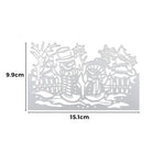 Die Stanzenshop.de Stanzschablone: Schneemannfreunde ist eine silberne Schneemann-Dekostanzschablone mit Bäumen und Zaun, perfekt für Bastelprojekte. Größe: 9,9 cm x 15,1 cm, abgebildet auf einem weißen Hintergrund.