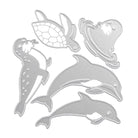 Fünf silberne ausgestanzte Meerestierformen - eine Robbe, eine Schildkröte, eine Qualle und zwei Delfine - aus der Stanzschablone von Stanzenshop.de: Meerestiere Set, perfekt für Bastelprojekte oder Scrapbooking auf weißem Hintergrund.