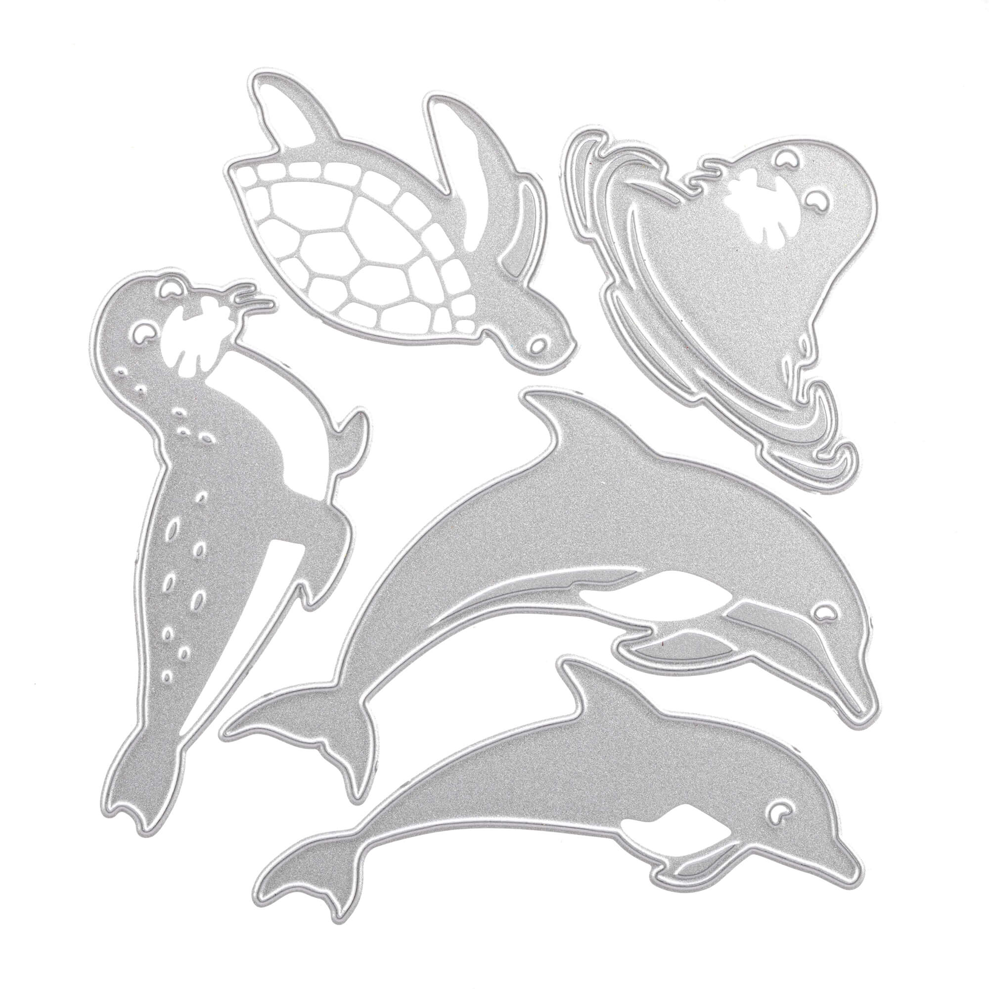 Fünf silberne ausgestanzte Meerestierformen - eine Robbe, eine Schildkröte, eine Qualle und zwei Delfine - aus der Stanzschablone von Stanzenshop.de: Meerestiere Set, perfekt für Bastelprojekte oder Scrapbooking auf weißem Hintergrund.