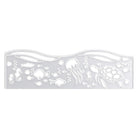 Basteln Sie zum Thema Meer mit der Stanzschablone: Meeresband von Stanzenshop.de-diese silberne Schablone zeigt Meerestiere wie Quallen, Schildkröten, Fische, Seepferdchen und Seifenblasen innerhalb eines gewellten Randes. Perfekt für Bastelprojekte oder Scrapbooking.