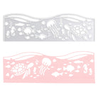 Die Stanzschablone von Stanzenshop.de Stanzschablone: Meeresband Stanzschablone, die Schildkröten-, Quallen-, Fisch- und Algenformen über einem rosa Papierausschnitt zeigt, ist ideal für Scrapbooking oder kreative Bastelprojekte.