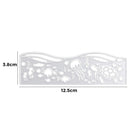 Die Stanzschablone: Meeresband von Stanzenshop.de ist eine rechteckige silberne Schablone (12,5 x 3,8 cm) mit Ausschnitten zum Thema Meer - Fische, Quallen, Krabben, Algen und Muscheln - perfekt für Bastelprojekte oder Scrapbooking.