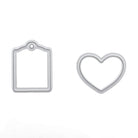 Die Stanzschablone: Tassen von Stanzenshop.de ist ein silberner rechteckiger Anhänger mit einem Loch oben links und herzförmigem Umriss, perfekt als Bastelzubehör für kreative Projekte oder als Tassenstanze, abgebildet auf weißem Hintergrund.