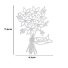 Die Stanzenshop.de Stanzschablone: Blumenstrauß ist eine Metallic-Stanzschablone eines Blumenstraußes mit "Danke"-Anhänger, ideal für Bastelprojekte oder Scrapbooking, mit den Maßen 11,4 x 8,5 cm.