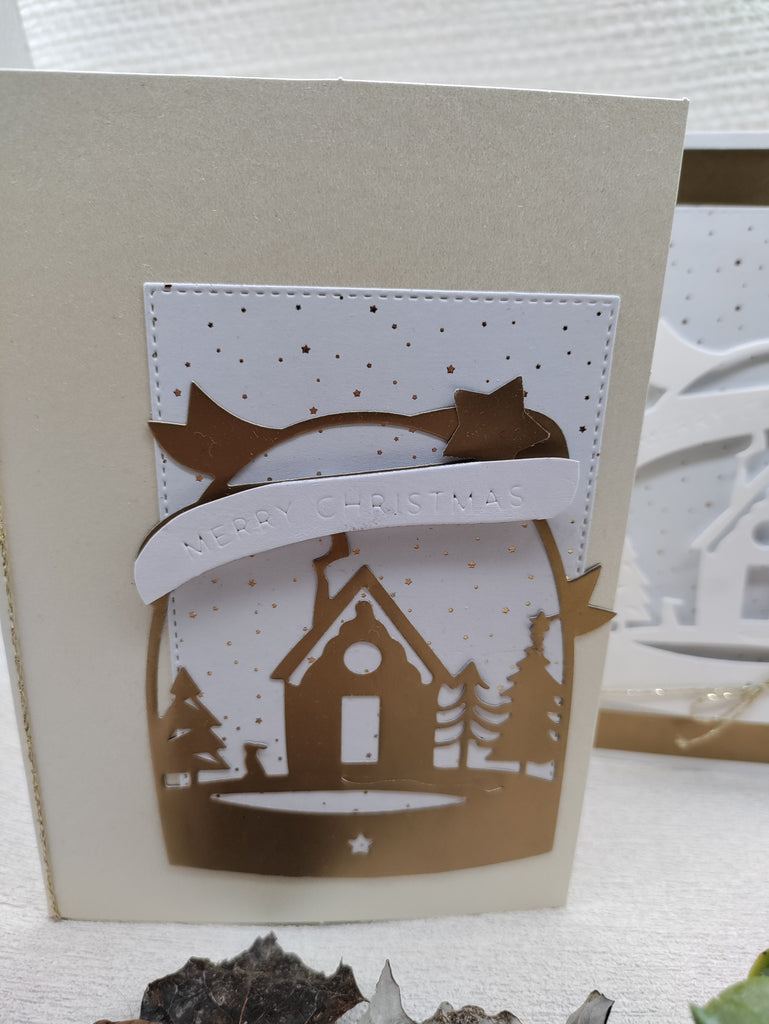 Eine Weihnachtskarte mit einer kleinen Kirche und Bäumen in einer Winterlandschaft, auf der „Frohe Weihnachten“ steht. Dieses bezaubernde Design ist perfekt für Bastelprojekte und kann mit der Stanzschablone: Haus in Schneekugel von Stanzenshop.de ergänzt werden, um Ihre Weihnachtsdekoration aufzuwerten.