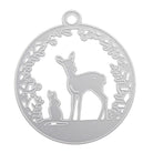 Ein rundes Silberornament von Stanzenshop.de zeigt eine Hirsch- und Hasensilhouette, inspiriert von der "Stanzschablone: Reh mit Hase", mit einer dekorativen Umrandung und Schleife - ideal für Bastelprojekte oder Scrapbooking.