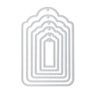 Die Stanzschablone: Etiketten von Stanzenshop.de ist ein Set aus 7 silbernen Stanzschablonen in Form von Anhängern mit Löchern an der Oberseite, perfekt für die Herstellung von individuellen Etiketten bis zu einer Größe von 8 x 12 cm.