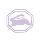 Ein lavendelfarbener Hasenumriss in einem achteckigen Rahmen auf Weiß, ideal als "Stanzschablone: Hase im Rahmen" von Stanzenshop.de für Osterdekorationen.