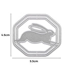 Die Stanzschablone von Stanzenshop.de: Hase im Rahmen ist ein silberner Metallstempel, 4,5 cm hoch x 5,3 cm breit, der einen Hasen in einem achteckigen Rahmen zeigt - ideal für Osterdekoration und kreatives Basteln.