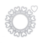 Die Stanzschablone: Herzrand von Stanzenshop.de ist eine silberne kreisförmige Stanzform mit Herzformen am Rand und einem separaten kleinen Herzausschnitt, ideal für Scrapbooking und auf weißem Hintergrund dargestellt.