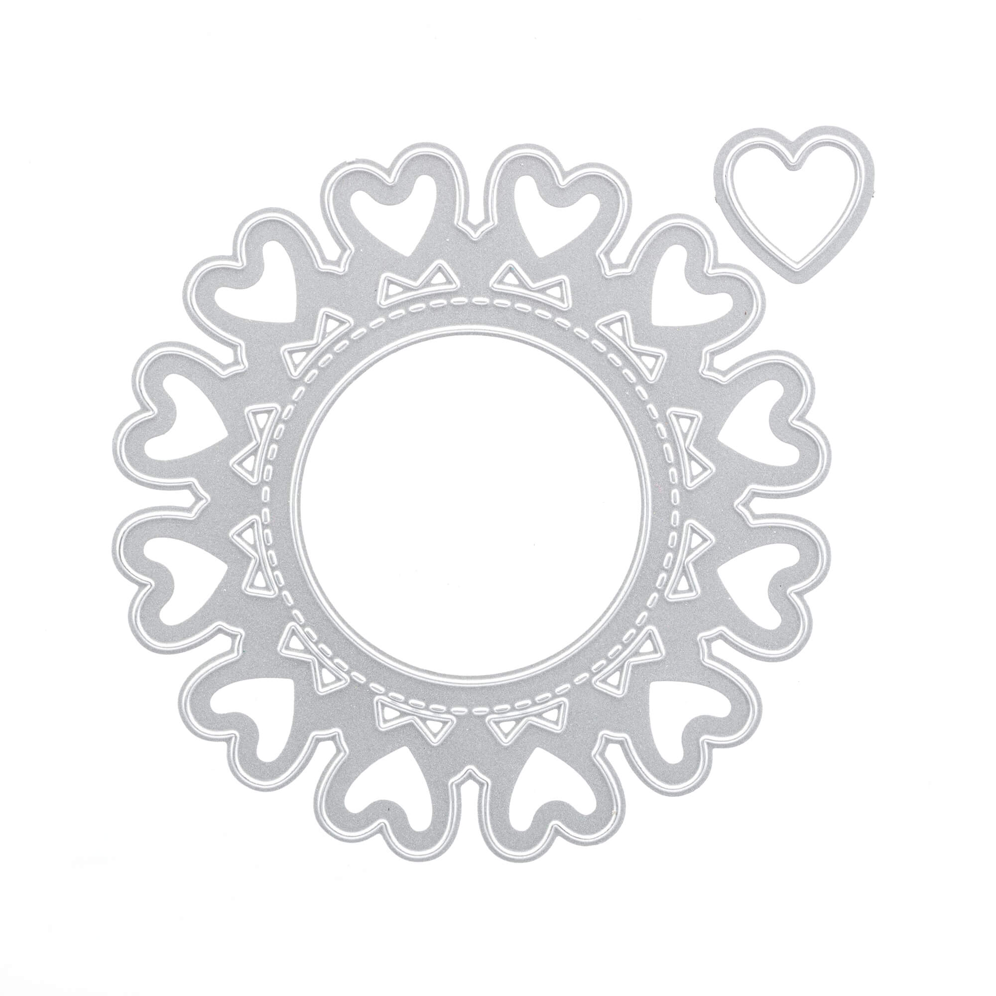 Die Stanzschablone: Herzrand von Stanzenshop.de ist eine silberne kreisförmige Stanzform mit Herzformen am Rand und einem separaten kleinen Herzausschnitt, ideal für Scrapbooking und auf weißem Hintergrund dargestellt.