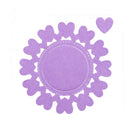 Die Stanzschablone von Stanzenshop.de: Herzrand ist ein runder, lilafarbener Filzuntersetzer mit einem Rand aus Herzformen und einem extra kleinen Herz - perfekt, um Scrapbooking oder Bastelarbeiten mit Charme zu versehen.