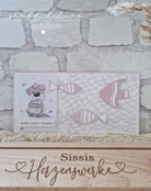 Eine handgefertigte Karte mit Bären- und Fischausschnitten, hergestellt mit der Stanzschablone: Fischernetz von Stanzenshop.de, zeigt "HÜPF HÜPF HURRA" über einem "Sissis Herzenwerke"-Schild - ideal zum Basteln oder Scrapbooking!.