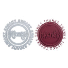 2er-Set: eine silberne "Thanks im runden Rahmen" Stanzschablone von Stanzenshop.de und ein bordeauxfarbener Thanks-Papierschnitt, jeweils mit "Thanks" in der Mitte, umgeben von "THANKS" - ideal für Dankeskarten basteln und Scrapbooking.