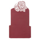 Die Stanzschablone: Umschlag mit Rosen von Stanzenshop.de ist ein kastanienbrauner Papierumschlag mit offener Klappe und elegantem Rosendesign - ideal als romantische Geschenkverpackung für besondere Anlässe.