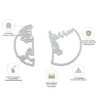 Zwei metallische Stanzschablonen "Stanzschablone: 3D Schneekugel mit Haus und Fuchs" von Stanzenshop.de werden mit vier deutschen Beschreibungen für Qualität, Schärfe, Präzision und Kompatibilität gezeigt - ideal für 3D-Schneekugelprojekte.